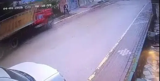 Kocaeli’de freni boşaldığı iddia edilen hafriyat kamyonu, 200 metre boyunca