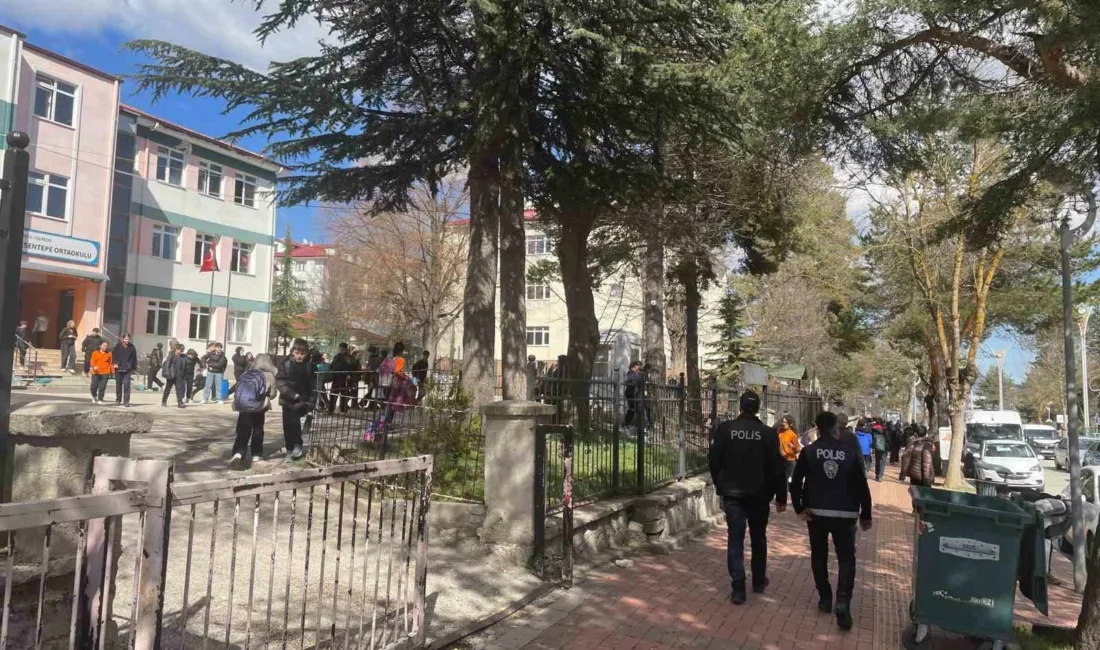 Bolu’nun Gerede ilçesinde polis ekipleri, okul çevrelerinde güvenlik önlemlerini artırdı.