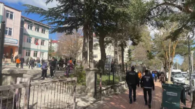 Bolu’nun Gerede ilçesinde polis ekipleri, okul çevrelerinde güvenlik önlemlerini artırdı.