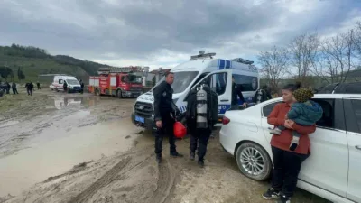 Zonguldak’ın Alaplı ilçesinde oluşan göletin yakınında arkadaşlarıyla oyun oynayan 12