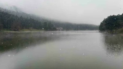 Bolu’nun doğa harikası Gölcük Tabiat Parkı’nda kar yağışı ve sis