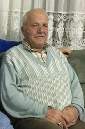Bolu’nun Gerede ilçesinde, 3 katlı binanın çatısındaki güneş panelini tamir