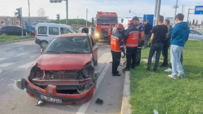 Sakarya’nın Akyazı ilçesinde otomobil ile hafif ticari aracın çarpışması neticesinde