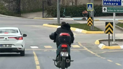 Sakarya’nın Serdivan ilçesinde motosiklet sürücüsünün kaskını takmak yerine koluna geçirerek