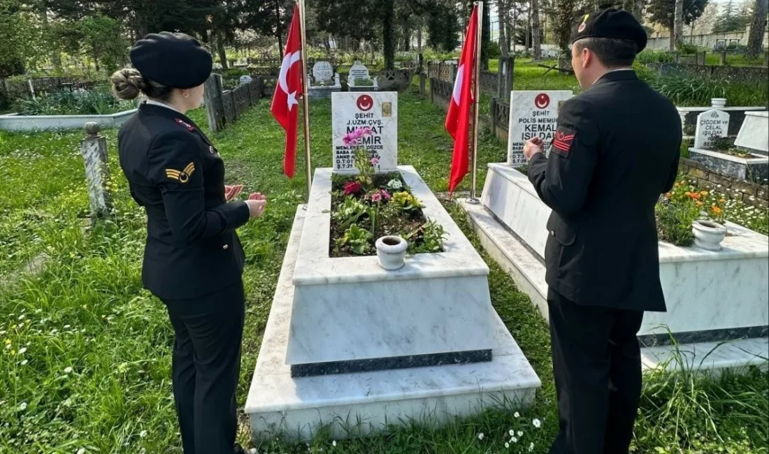 Düzce İl Jandarma Komutanlığı personeli, şehadetinin yıl dönümü dolayısıyla şehit