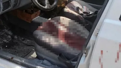 Kocaeli’nin İzmit ilçesinde tomruk yüklü kamyondan fırlayan kütük, seyir halindeki