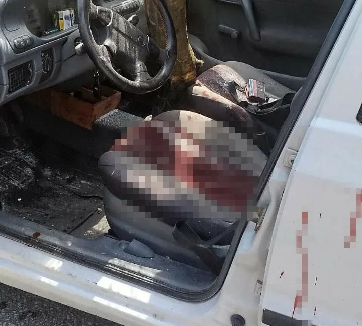 Kocaeli’nin İzmit ilçesinde tomruk yüklü kamyondan fırlayan kütük, seyir halindeki