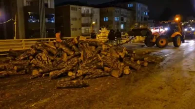 Karabük-Kastamonu karayolunda kamyondan dökülen odunlar, ekiplerin yaklaşık 1 saat süren