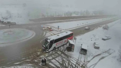 Kastamonu’nun Seydiler ilçesinde kar yağışının etkili olduğu yolda 10 aracın