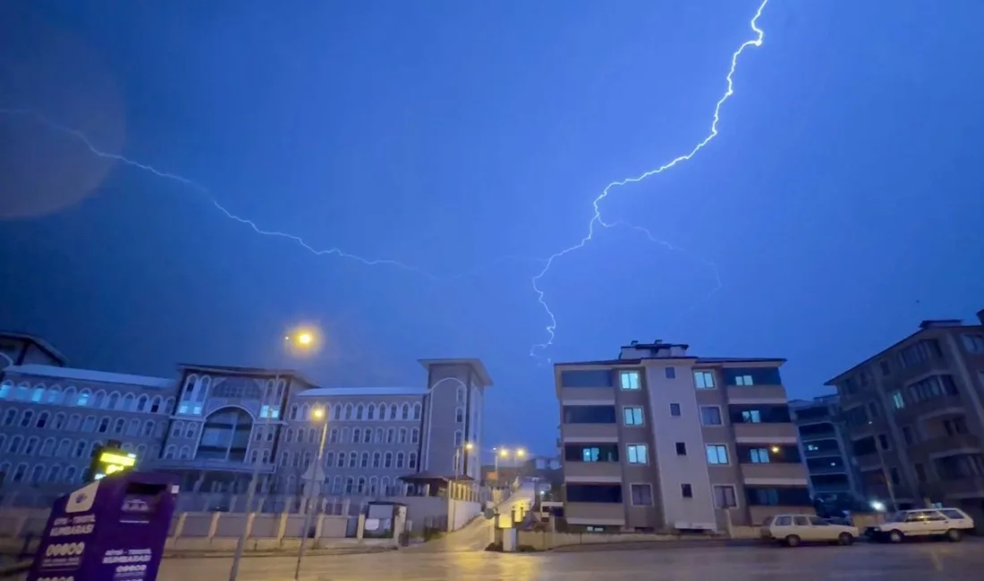 Karabük’te gece saatlerinde başlayan gök gürültülü sağanak yağmur, öncesinde oluşan