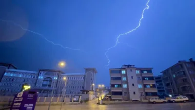 Karabük’te gece saatlerinde başlayan gök gürültülü sağanak yağmur, öncesinde oluşan