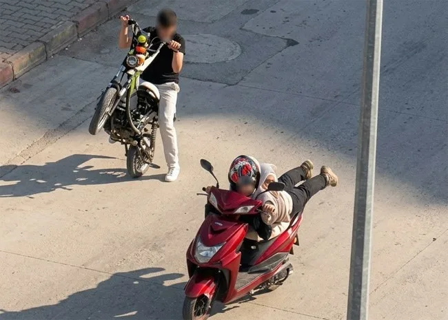 Karabük’te gençlerin tehlikeli adrenalin arayışı cep telefonu kameralarına yansıdı. Kent