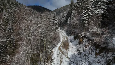 Karabük-Bartın kara yolunda etkili olan kar yağışı sonrası oluşan beyaz