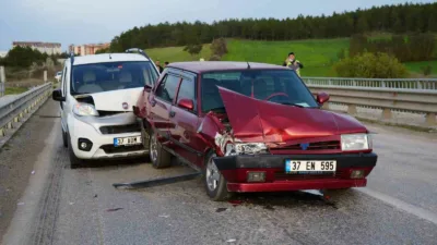 Kastamonu’da meydana gelen iki ayrı trafik kazasında 6 kişi yaralandı.