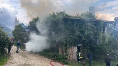 Kastamonu’nun Cide ilçesinde metruk binada çıkan yangın itfaiye ekipleri tarafından