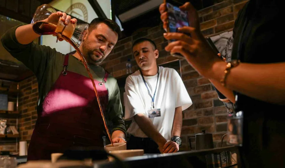 Karabük Üniversitesi’nde (KBÜ) düzenlenen barista akademisinde öğrenciler, üçüncü nesil kahve