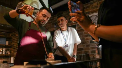 Karabük Üniversitesi’nde (KBÜ) düzenlenen barista akademisinde öğrenciler, üçüncü nesil kahve