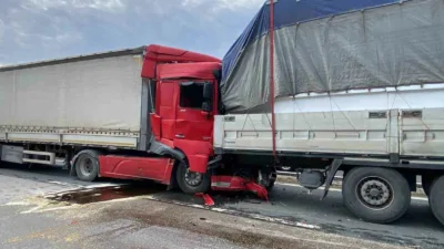 Kocaeli’de TEM Otoyolu’nun Ankara istikametinde 6 tır karıştığı zincirleme kaza