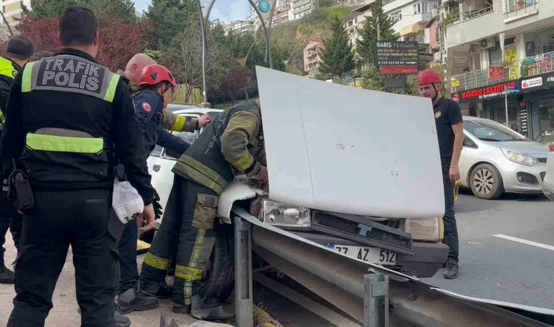 Kocaeli’nin İzmit ilçesinde santral rampasında freni tutmayan otomobil bariyerlere girdi.