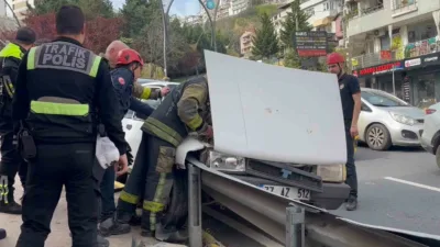 Kocaeli’nin İzmit ilçesinde santral rampasında freni tutmayan otomobil bariyerlere girdi.