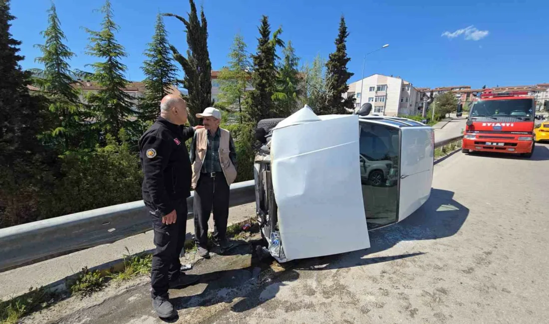 Karabük’te köprü üzerinde kontrolden çıkan otomobilin bariyerlere çarparak yan devrilmesi