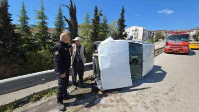 Karabük’te köprü üzerinde kontrolden çıkan otomobilin bariyerlere çarparak yan devrilmesi