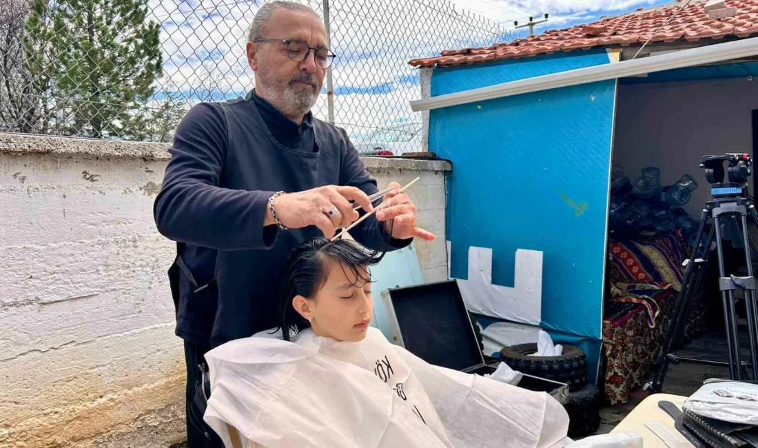 Köy köy gezerek kız çocuklarının saçlarını ücretsiz kesen İsmail Kızıl,