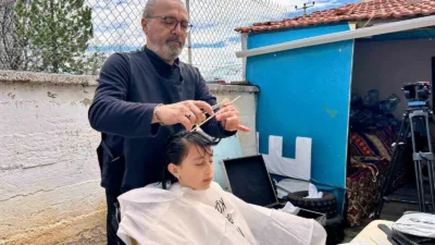 Köy köy gezerek kız çocuklarının saçlarını ücretsiz kesen İsmail Kızıl,