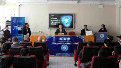 Karabük Üniversitesi (KBÜ) öğrencileri, lise öğrencilerine dijital şiddet konusunda bilgilendirme