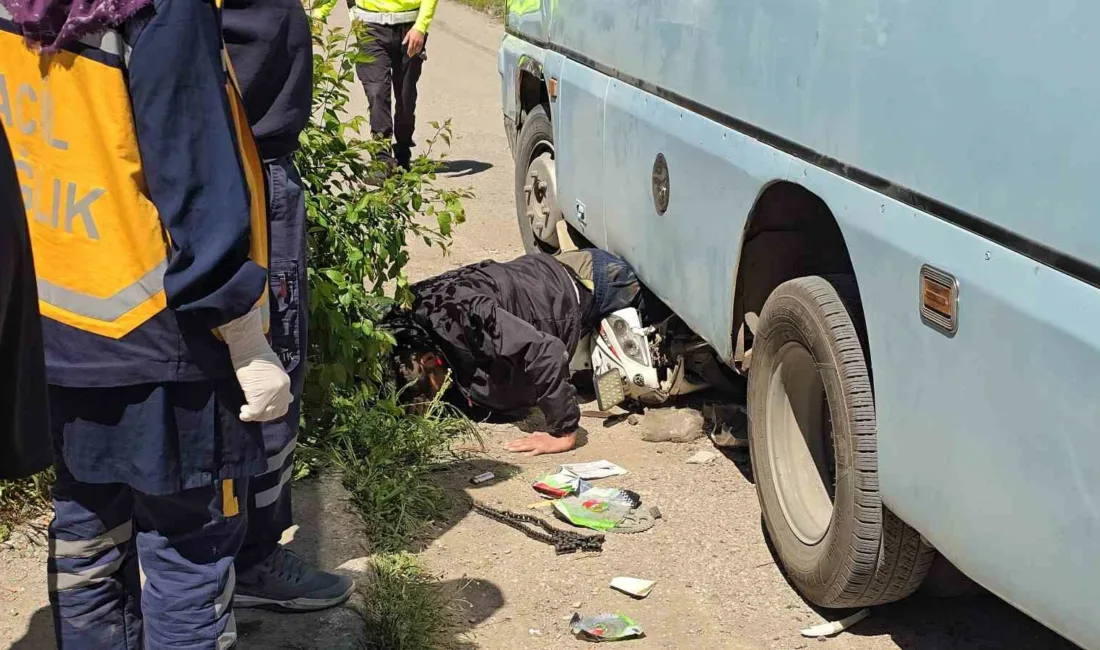 Karabük’te meydana gelen kazada motosikletiyle minibüsün altında sıkışan motosikletli, ekiplerin