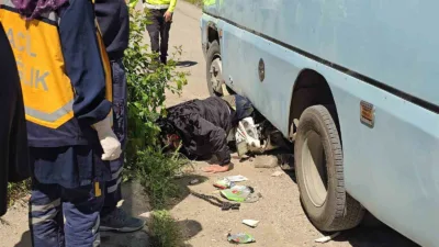 Karabük’te meydana gelen kazada motosikletiyle minibüsün altında sıkışan motosikletli, ekiplerin
