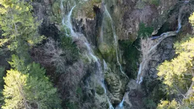 Ankara’daki Uyuzsuyu Şelalesi, etkileyici atmosferiyle ziyaretçilerin ilgisini çekiyor. Nazlıhan ilçesi