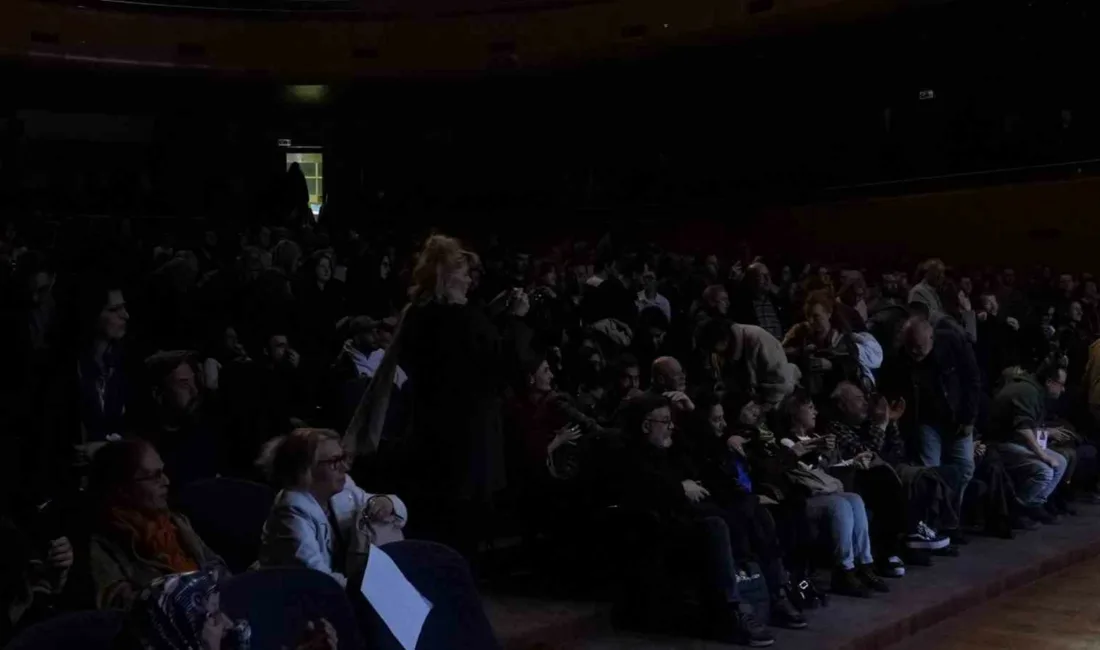 Kocaeli Büyükşehir Belediyesi Şehir Tiyatroları’nın sahneye taşıdığı “Yaşamak mı, Yoksa