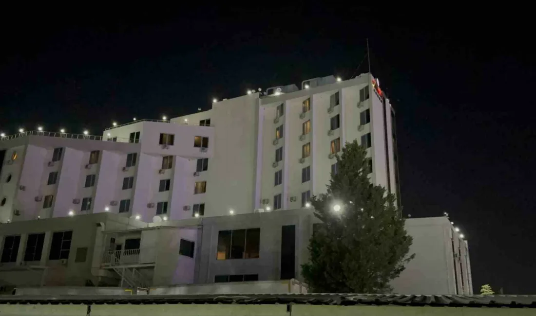 Kocaeli’nin İzmit ilçesinde bir otelin bahçesinde park halinde bulunan karavanda