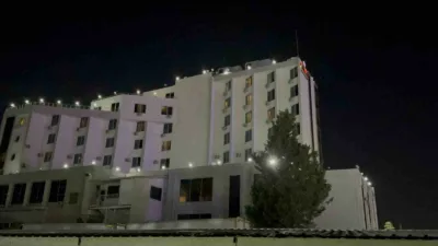 Kocaeli’nin İzmit ilçesinde bir otelin bahçesinde park halinde bulunan karavanda