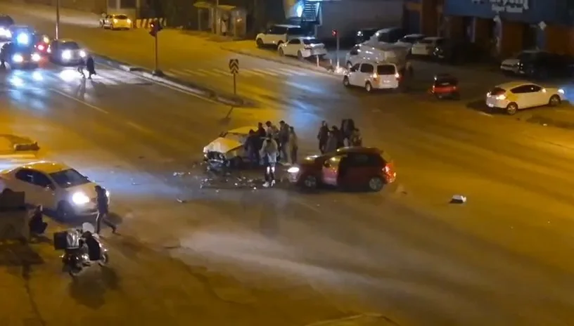 Zonguldak’ın Karadeniz Ereğli ilçesinde iki otomobilin kafa kafaya çarpıştığı trafik