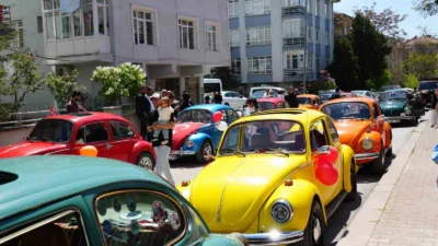Wolkswagen Fun Club’ın düzenlediği etkinlikte özel bireyler tosbağa arabalarla konvoy