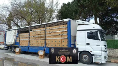 İstanbul’a kaçak sigara sevkiyatı yapan tır, Anadolu Otoyolu Sakarya geçişinde