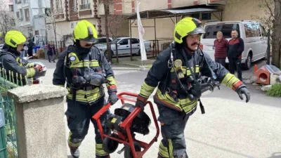 Bolu’da prizde unutulan saç kurutma makinesinden çıkan yangın, çevredeki iki
