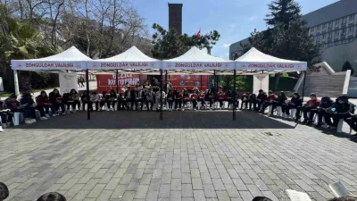 Zonguldak’ta sahil bandında, yoğun katılımla “Kitap Okuyoruz” etkinliği düzenlendi. 81