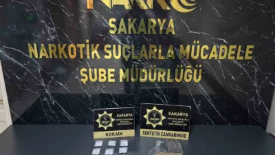 Sakarya’nın Serdivan ilçesinde satışa hazır halde kokain ve sentetik uyuşturucu
