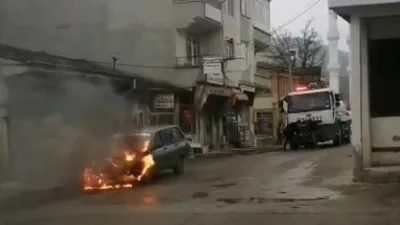 Kastamonu’nun Hanönü ilçesinde seyir halindeyken alevlere teslim olan otomobil kullanılmaz