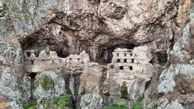 Ankara’nın Kızılcahamam ilçesinde bulunan Alicin Manastırı, Trabzon’daki Sümela Manastırı’na benzerliğiyle