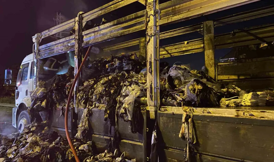 Kocaeli’nin Derince ilçesinde TEM Otoyolu üzerinde seyir halindeki tekstil yüklü