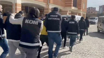 Kastamonu’da ticari taksi ile uyuşturucu ticareti yaptıkları gerekçesiyle polis ekipleri