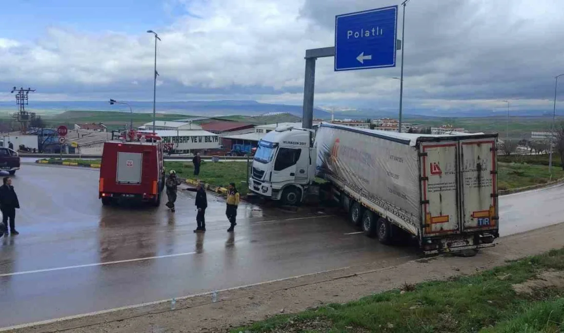 Ankara’da yağışlı havada kontrolden çıkan tırın orta refüje çarpması sonucu