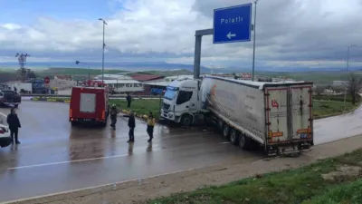 Ankara’da yağışlı havada kontrolden çıkan tırın orta refüje çarpması sonucu