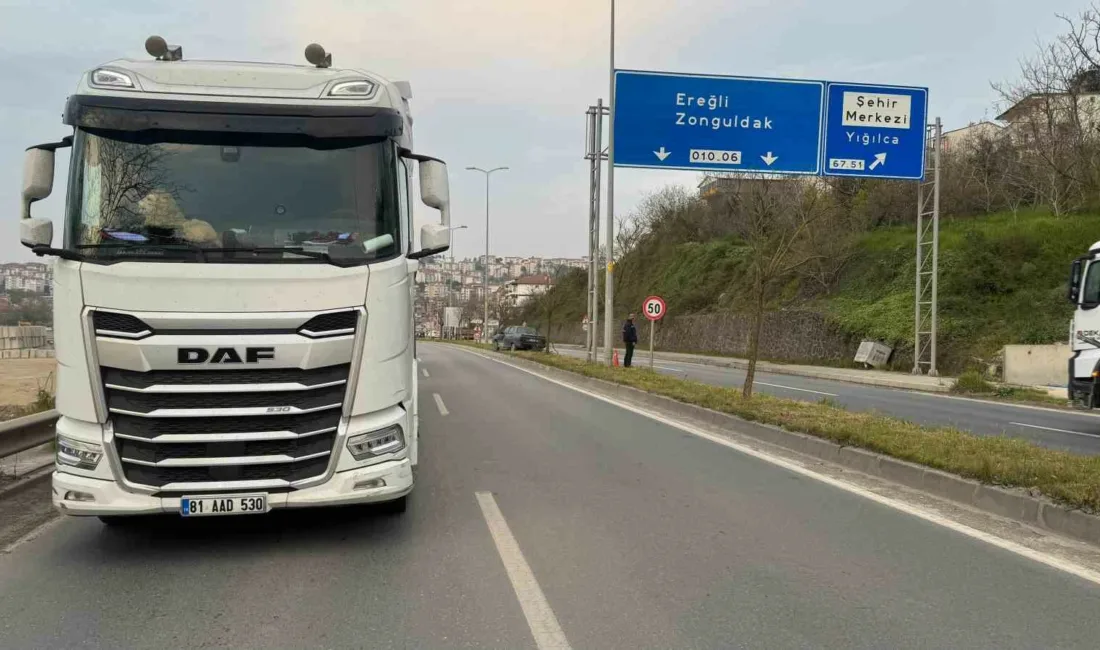 Zonguldak’ın Alaplı ilçesinde meydana gelen trafik kazasında, tırın çarptığı otomobil