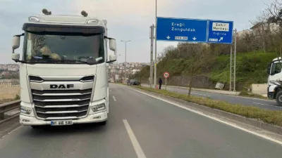 Zonguldak’ın Alaplı ilçesinde meydana gelen trafik kazasında, tırın çarptığı otomobil