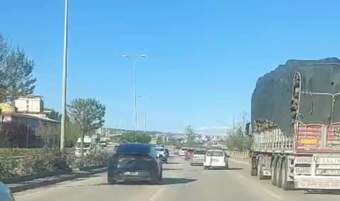 Karabük’te trafikte defalarca makas atarak ilerleyen sürücü, cep telefonu kamerasıyla